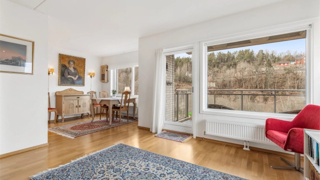 I spisestuedelen er det plass til et stort spisebord. Den delvis åpne løsningen mellom stue, spisestue og kjøkken skaper en sosial atmosfære når man er med venner og familie. Fra stuen er det utgang til balkongen.
