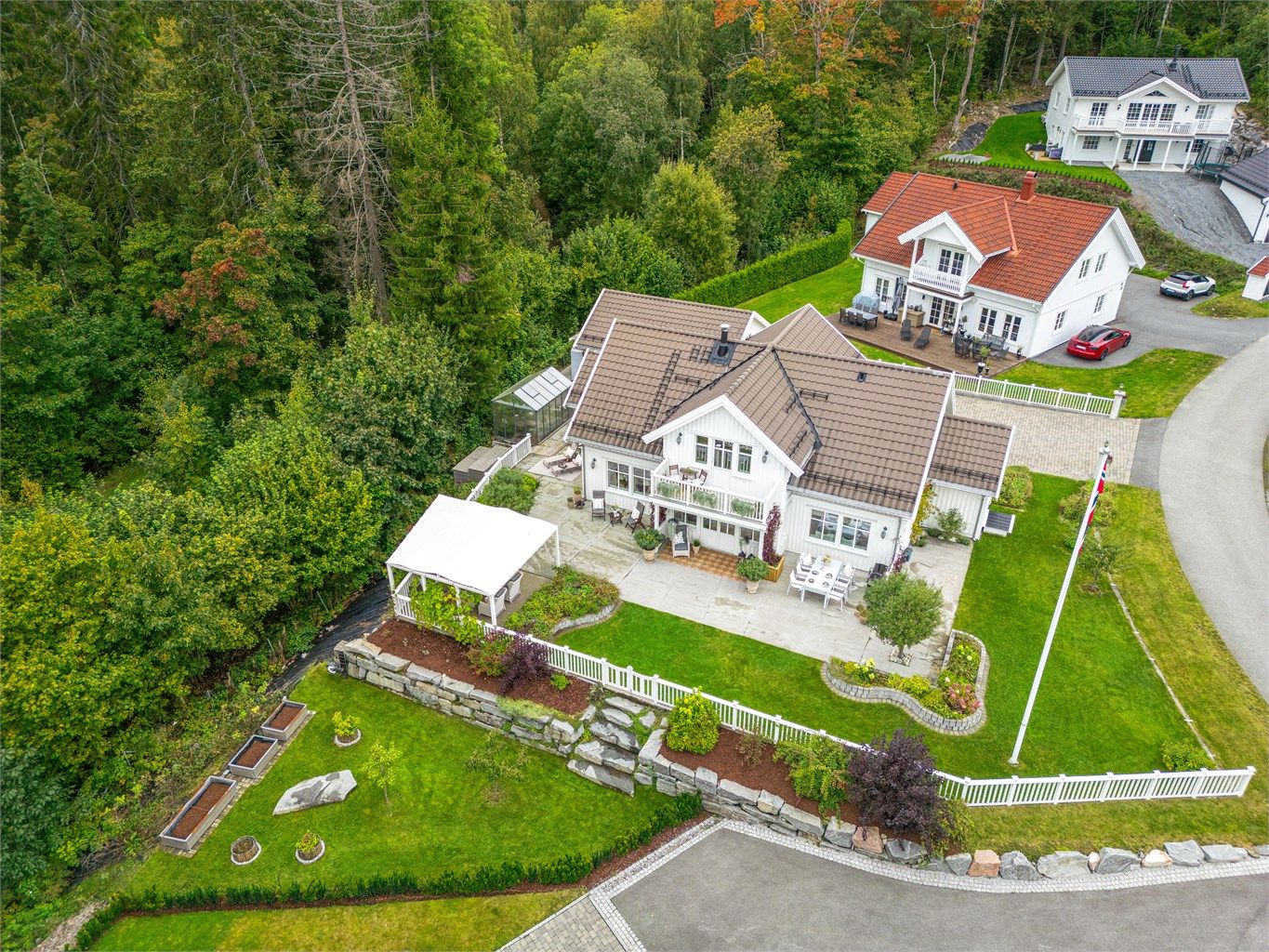 Familiebolig med 4 soverom, vaskerom med egen inngang, dobbeltgarasje og meget romslig gårdsplass. 