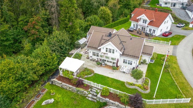 Familiebolig med 4 soverom, vaskerom med egen inngang, dobbeltgarasje og meget romslig gårdsplass.