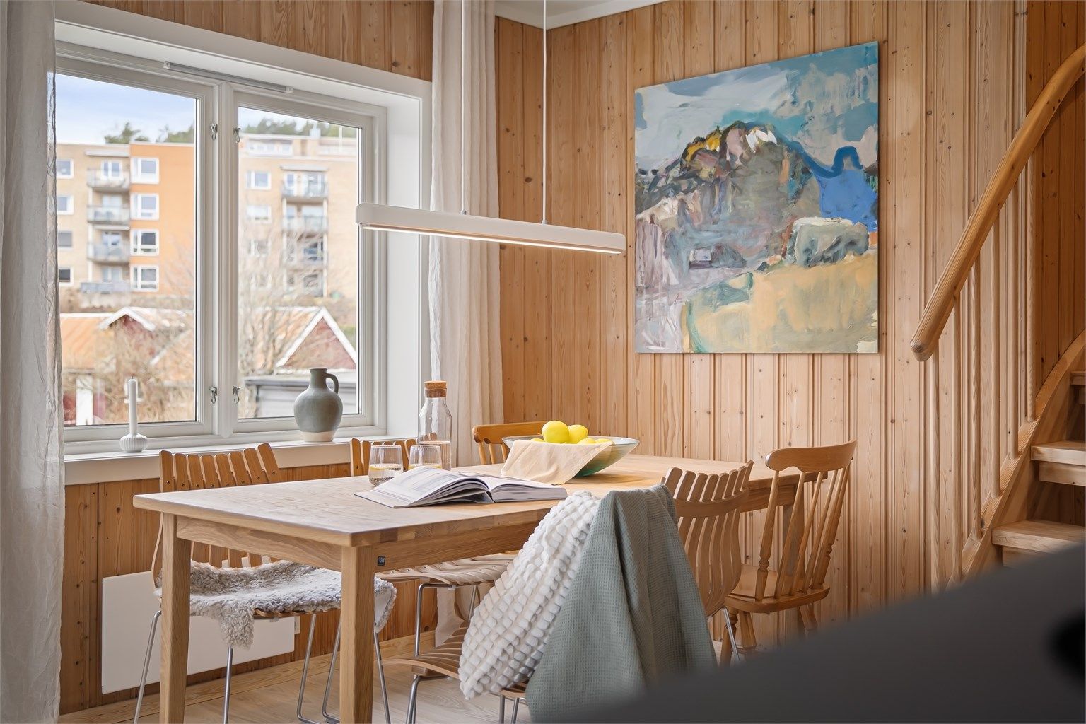 De store vinduene gir svært gode lysforhold