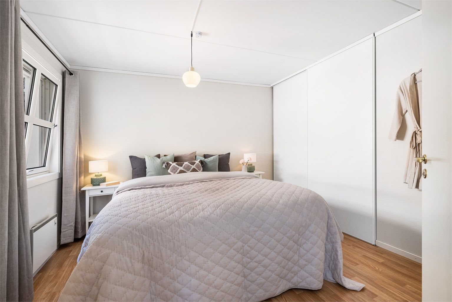 Hovedsoverommet har god størrelse og stor skyvedørsgarderbobe. 