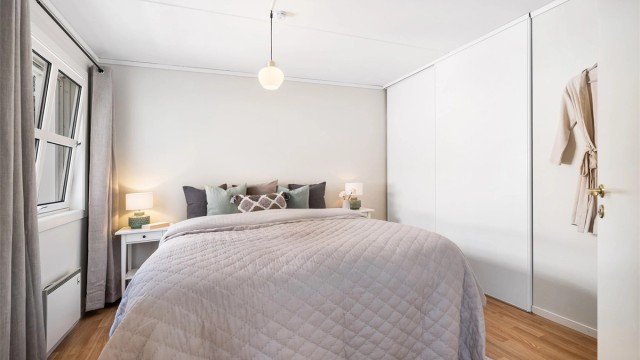 Hovedsoverommet har god størrelse og stor skyvedørsgarderbobe.
