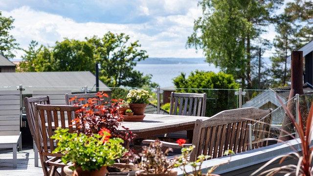 Vakker utsikt til sjøen og naturskjønne omgivelser.