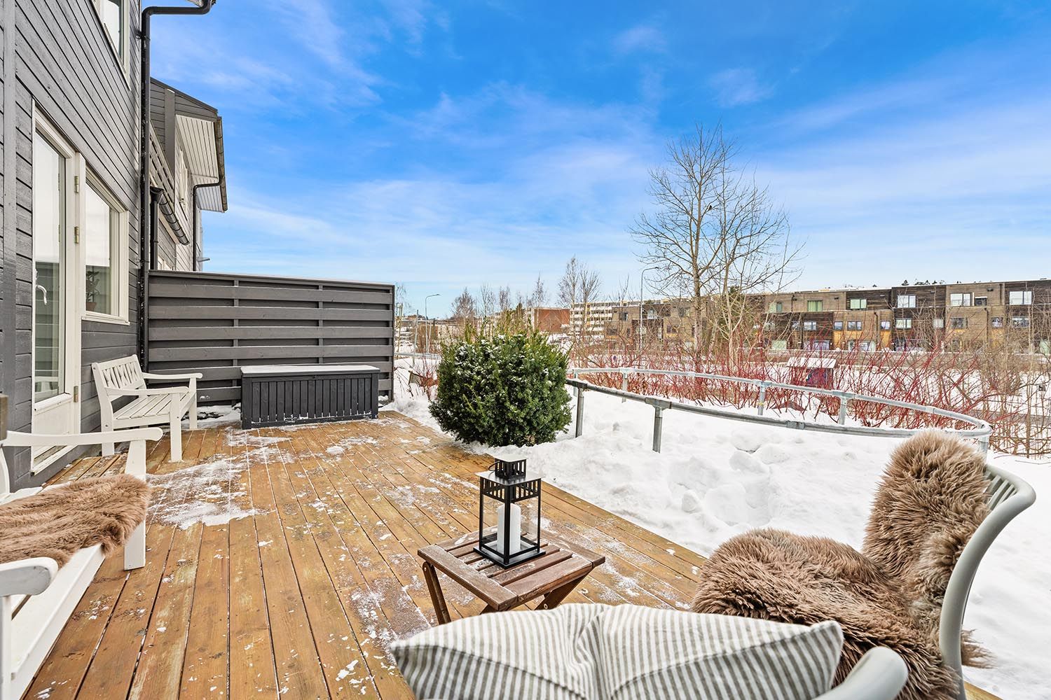 Terrassen på baksiden måler 21 m² og har god plass til utemøbler og grill.