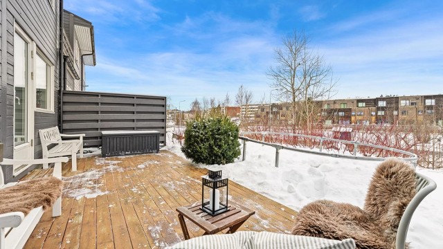 Terrassen på baksiden måler 21 m² og har god plass til utemøbler og grill.