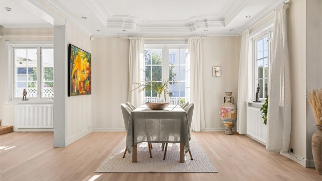 Spisestue med utgang mot syd til stor skiferlagt terrasse og hage