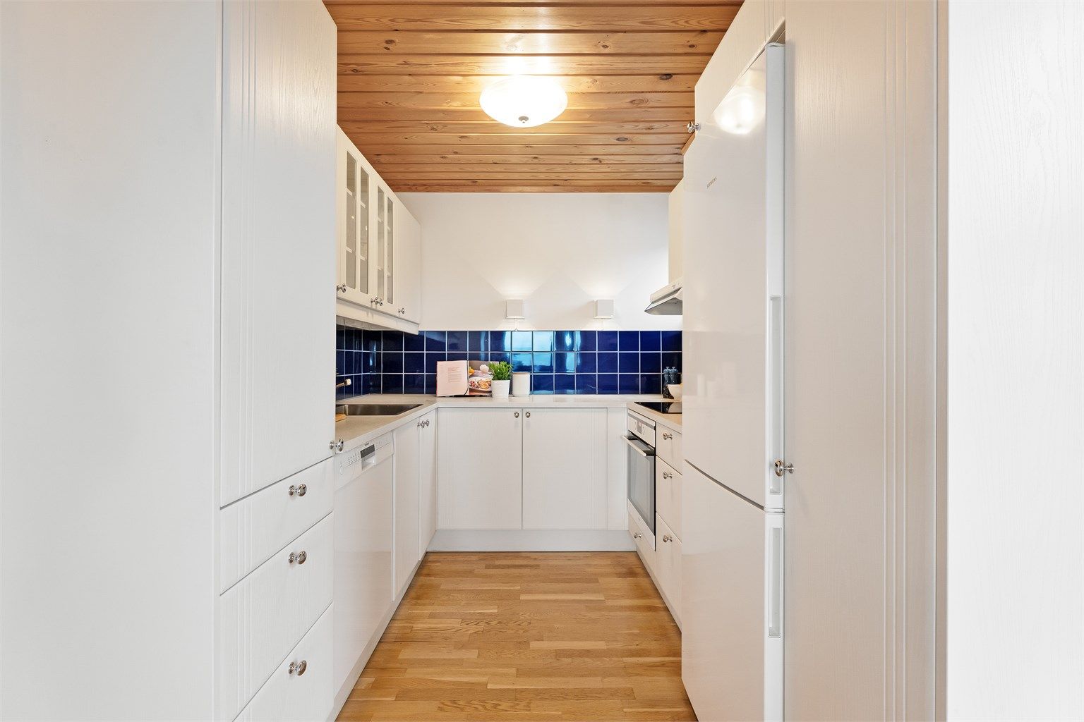 Kjøkkenet har profilerte fronter og laminat benkeplate