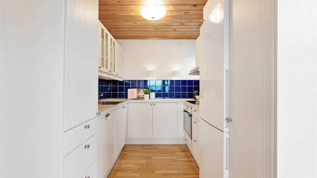 Kjøkkenet har profilerte fronter og laminat benkeplate