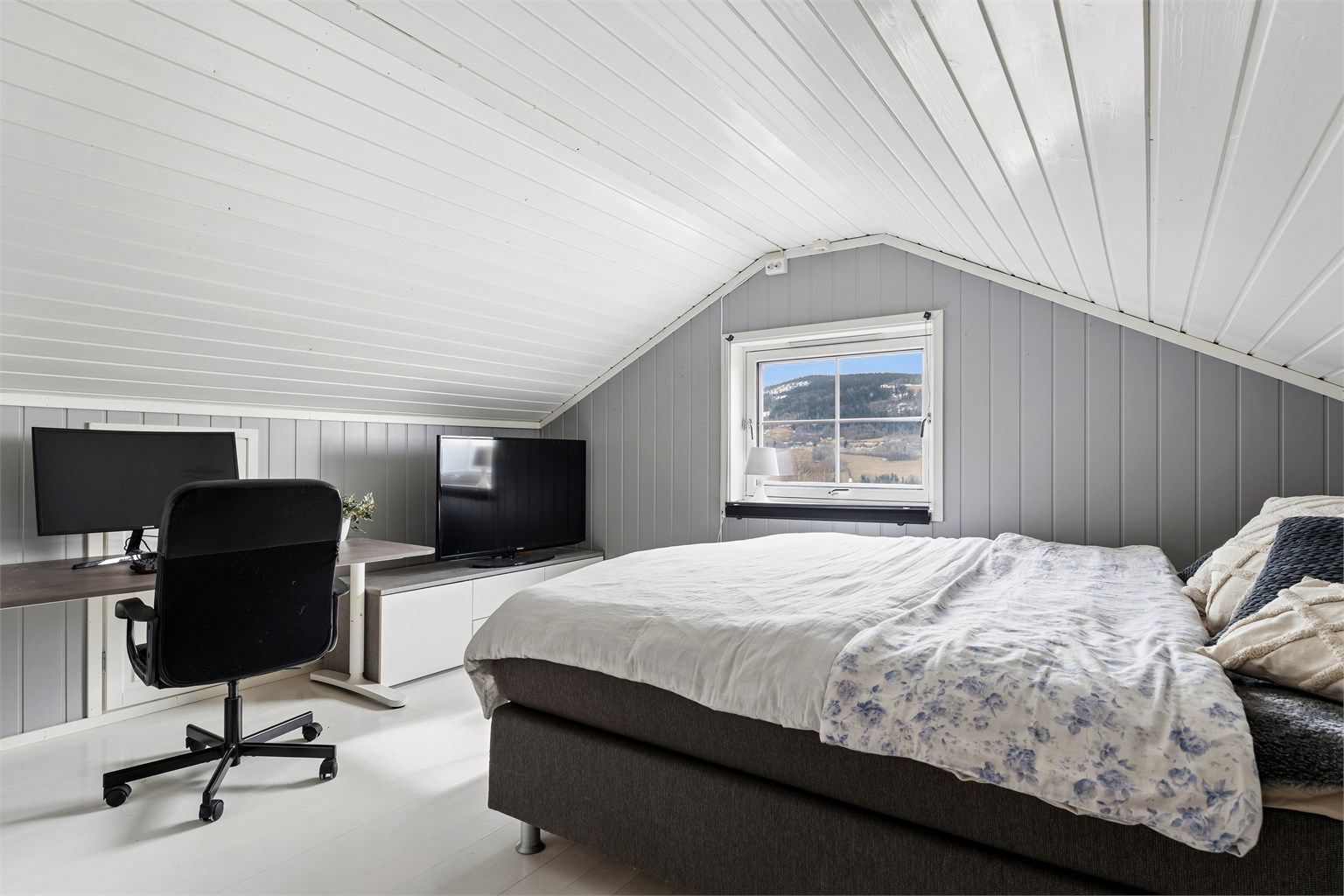 Loftsetasjen (Bruk av rommet til varig opphold er ikke omsøkt og godkjent av kommunen)