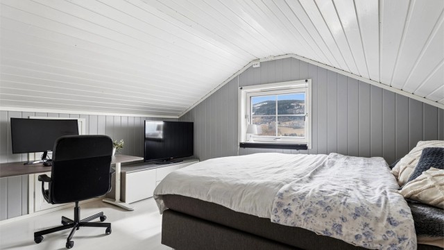 Loftsetasjen (Bruk av rommet til varig opphold er ikke omsøkt og godkjent av kommunen)