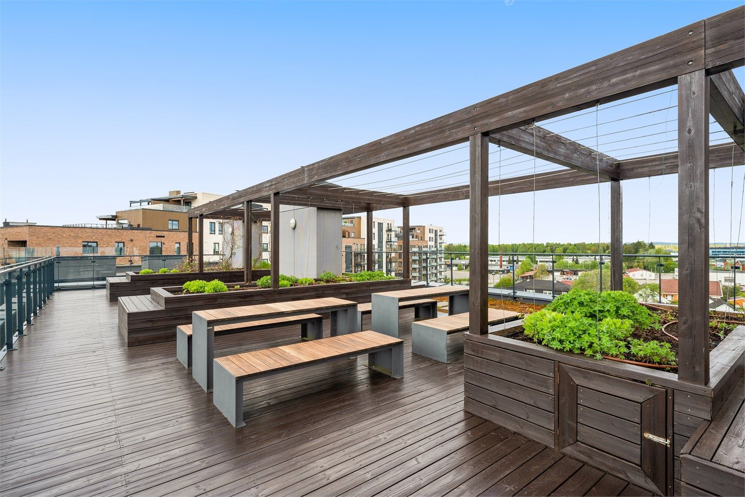 Beboerne har tilgang til en stor, felles takterrasse med flere sittegrupper.
