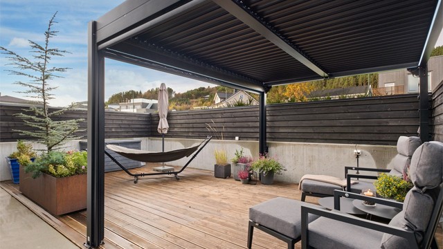 Flott skjermet uteplass mot nordvest med påstående pergola