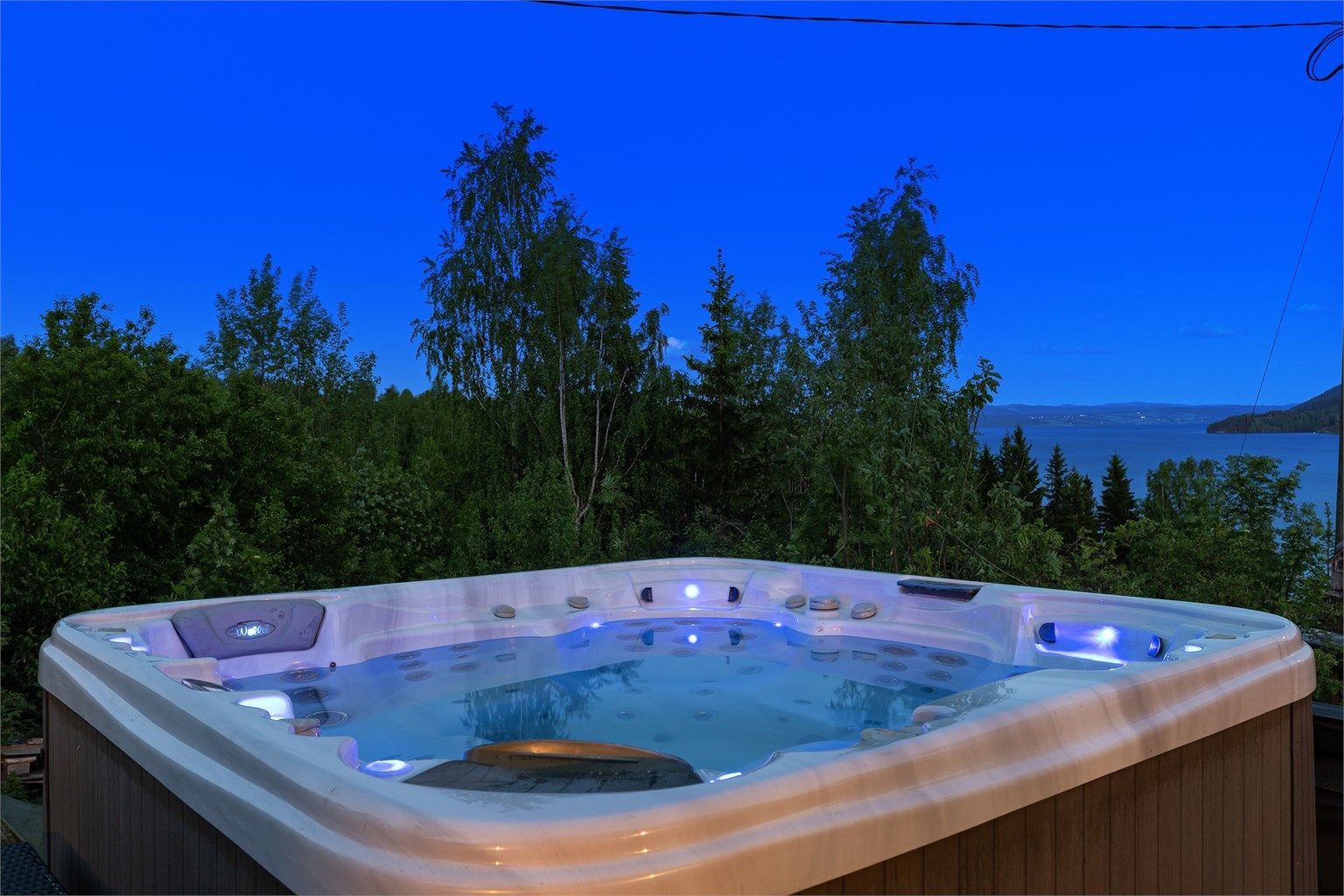 I jacuzzien kan du nyte vakker utsikt over Randsfjorden.
