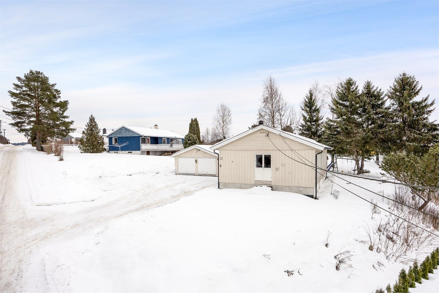 Nabolaget er rolig og familievennlig, med eneboliger som den dominerende boligtypen.