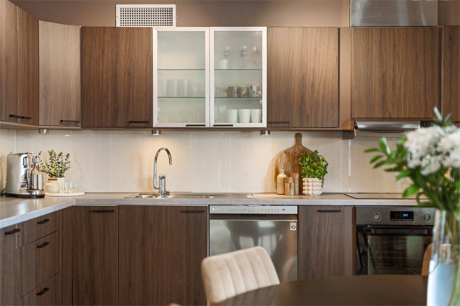 Kjøkken er fra IKEA og har blitt oppgradert både av tidligere eier og dagens eier.Det er blitt byttet benkeplate, steketopp, 
komfyr og vask. Nåværende eier har malt innsiden på frontene og foliert utsiden.
