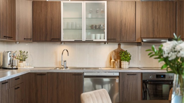 Kjøkken er fra IKEA og har blitt oppgradert både av tidligere eier og dagens eier.Det er blitt byttet benkeplate, steketopp,
komfyr og vask. Nåværende eier har malt innsiden på frontene og foliert utsiden.