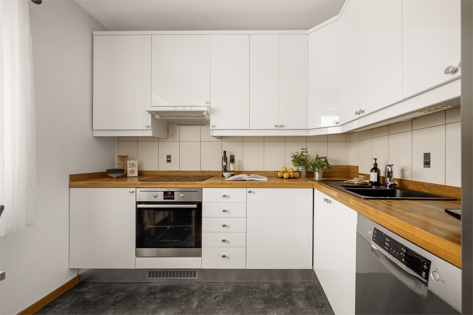 Kjøkkenet bærer preg av noe bruksslitasje men fremstår ellers godt vedlikeholdt og moderne. 