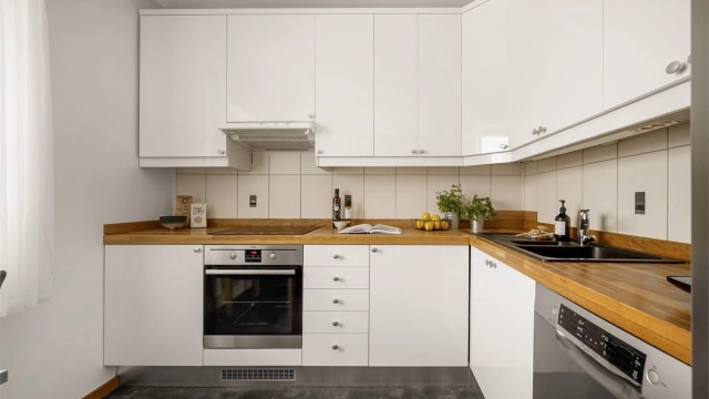 Kjøkkenet bærer preg av noe bruksslitasje men fremstår ellers godt vedlikeholdt og moderne.