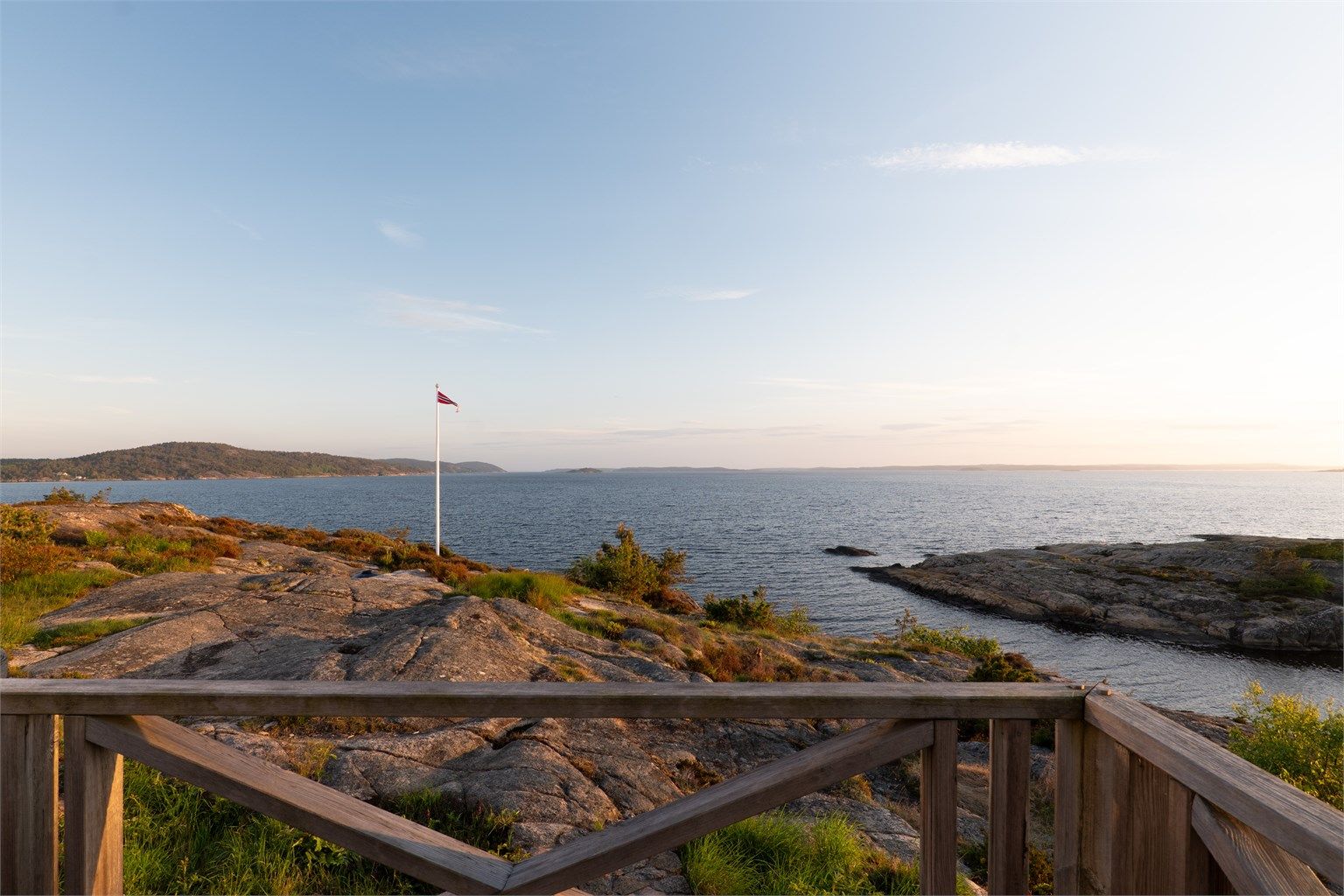 I sør troner de høyere åsryggene på svenskekysten utenfor Lervik.