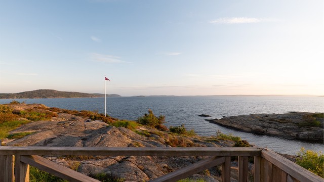 I sør troner de høyere åsryggene på svenskekysten utenfor Lervik.
