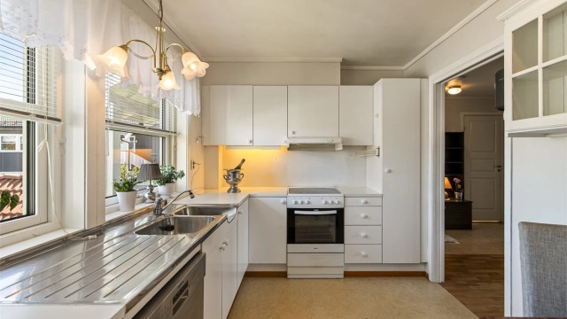 Gjennomgående leilighet beliggende i 2. etasje i rolig og etablert boligområde