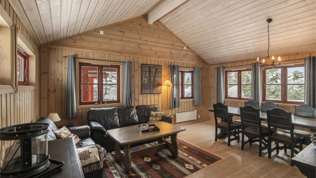 Stuen har en sjenerøs takhøyde som når 3,30 meter på det høyeste, noe som gir en luftig romfølelse.
