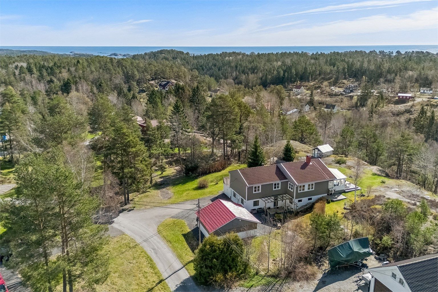 Frittliggende enebolig over to plan, høyt og fritt beliggende på Gjeving.
Foto: Efkt