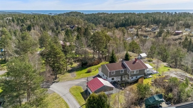 Frittliggende enebolig over to plan, høyt og fritt beliggende på Gjeving.
Foto: Efkt