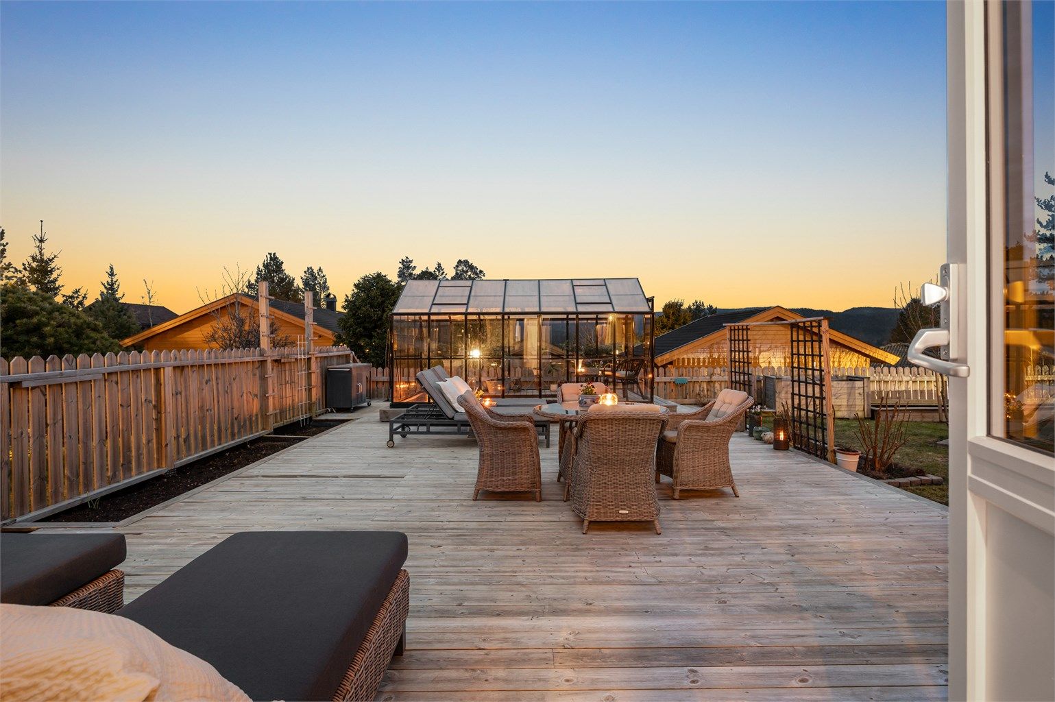 På terrassen er det plassert et drivhus på 9 m², bygget i 2022. 