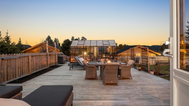 På terrassen er det plassert et drivhus på 9 m², bygget i 2022.