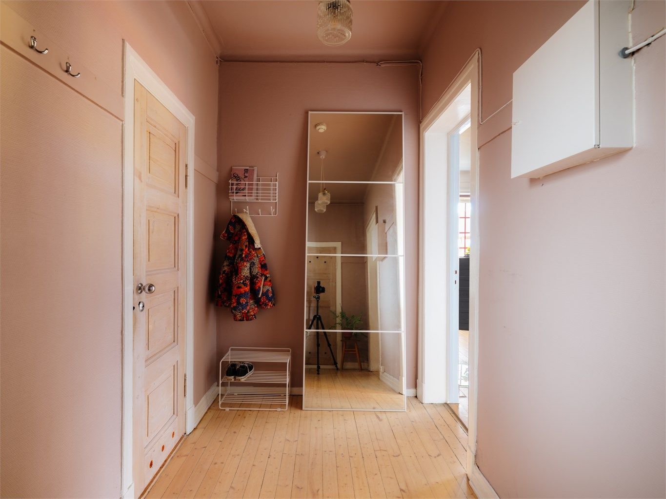 Entré med adkomst til leiligheten via felles trappeoppgang. 