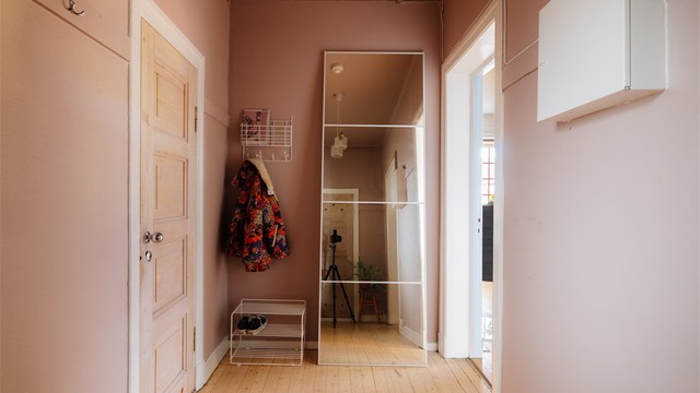 Entré med adkomst til leiligheten via felles trappeoppgang.