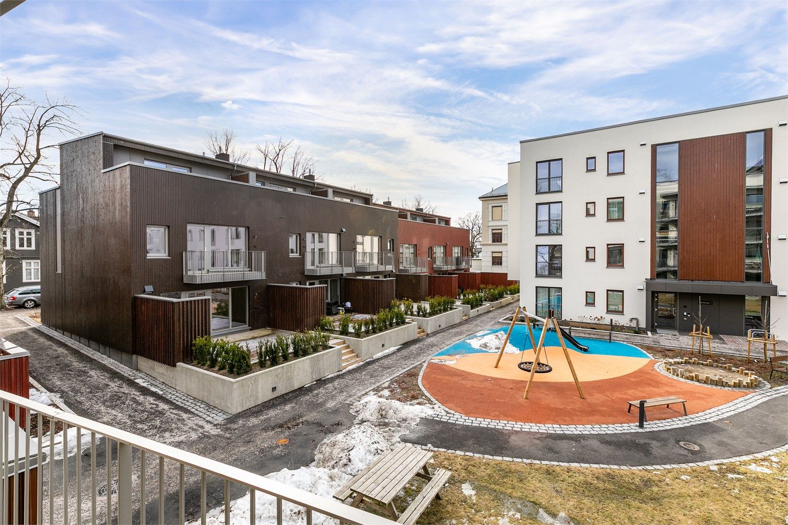 På balkongen kan du både nyte solen og samtidig holde oppsyn med egne barn på den fine lekeplassen rett foran.