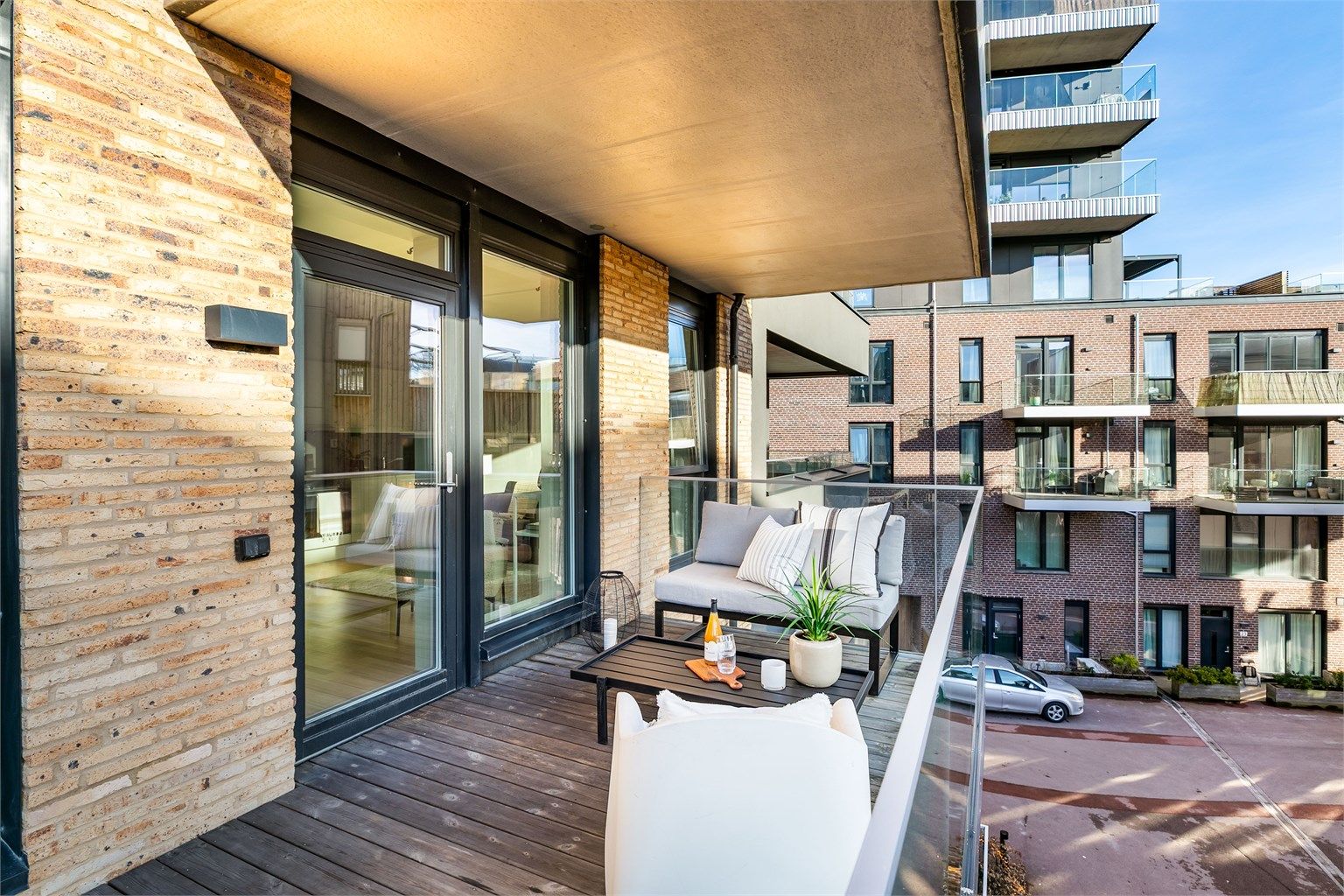 Balkongen er kun delvis overbygget og har av den grunn sol det meste av dagen i årets varme måneder.