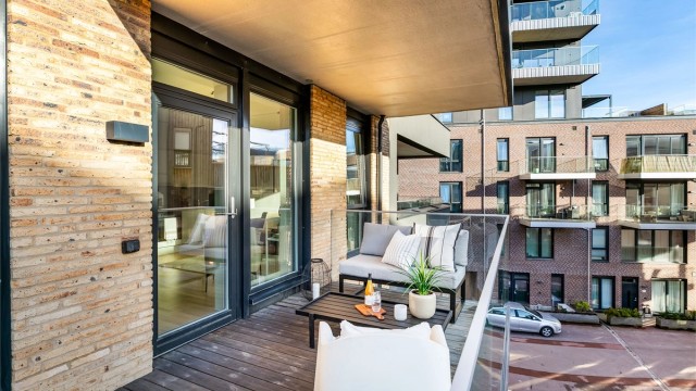 Balkongen er kun delvis overbygget og har av den grunn sol det meste av dagen i årets varme måneder.