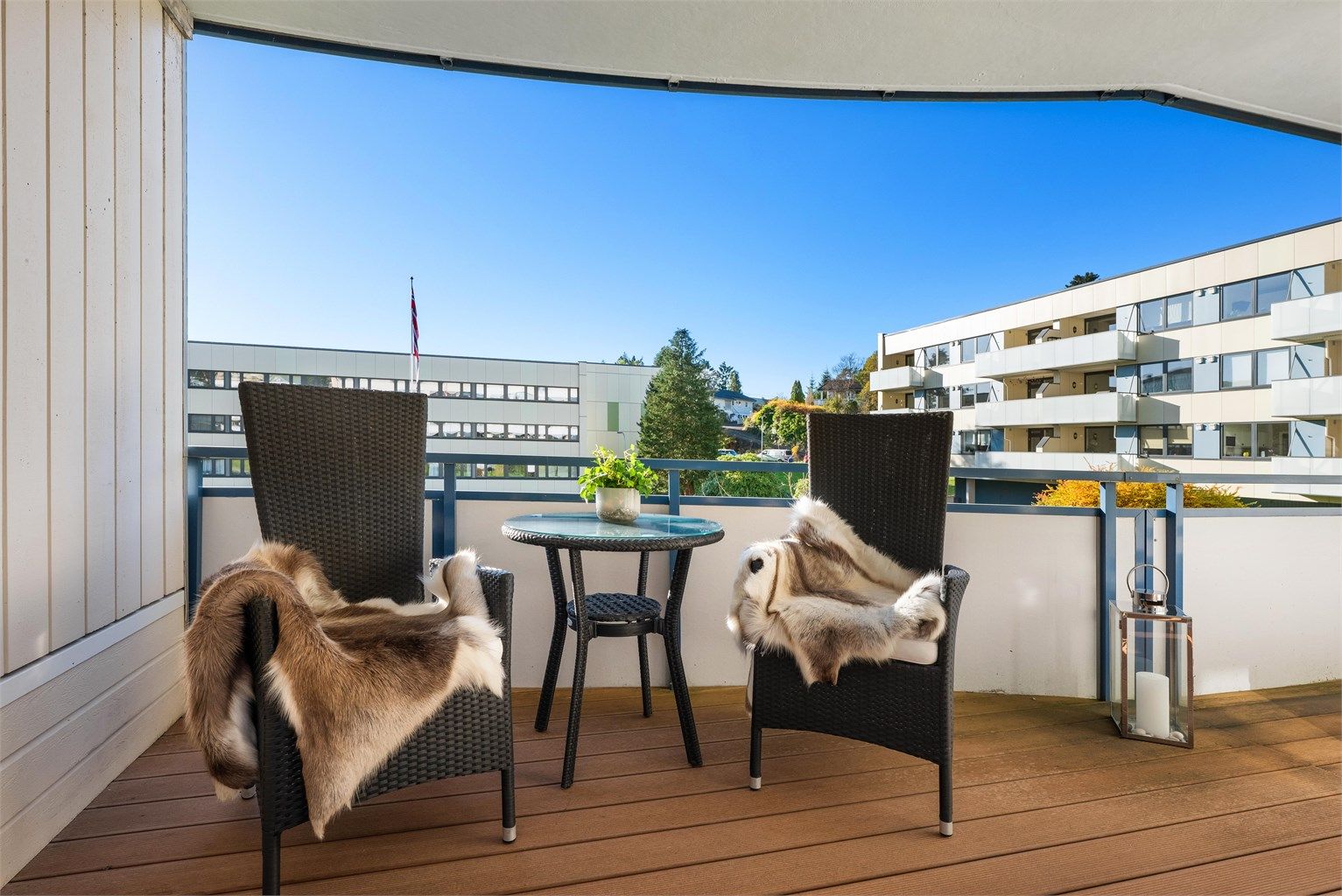 Balkongen har utelys og utvendig stikkontakt for praktisk bruk. Den er belagt med terrassebord og har god plass til utemøbler.
