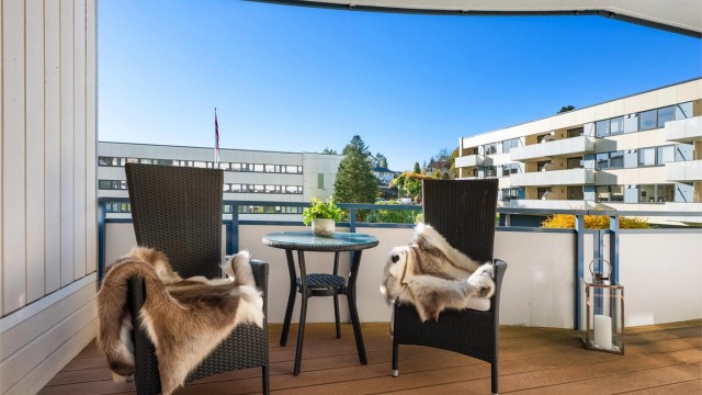 Balkongen har utelys og utvendig stikkontakt for praktisk bruk. Den er belagt med terrassebord og har god plass til utemøbler.