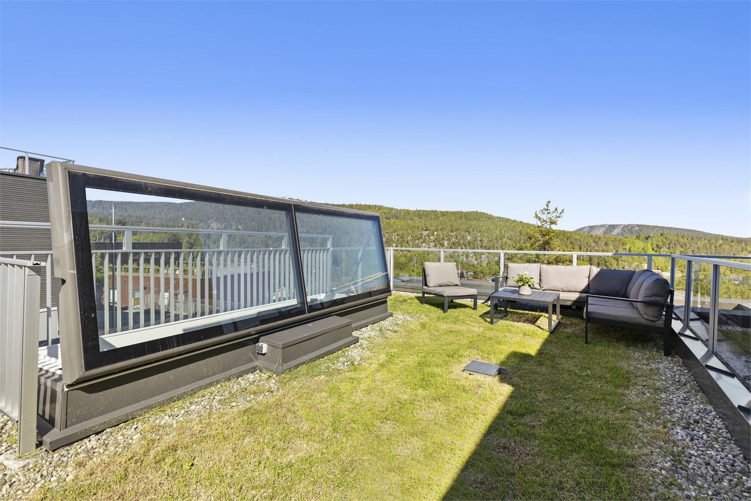 Flott og solrik takterrasse på ca 40 kvm.