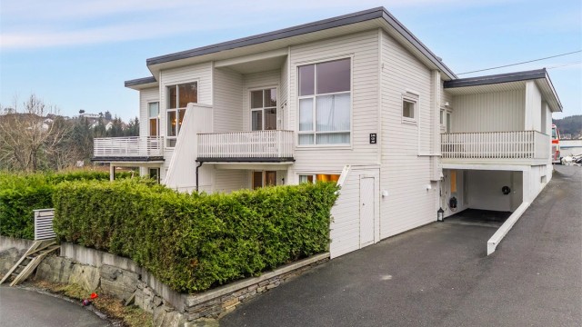 Parkering i og foran carport for 2-3 biler