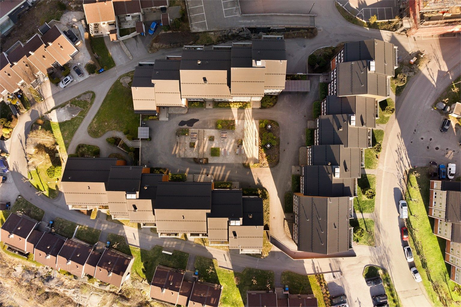 Tunet ble i 2022 oppgradert av borettslaget med sittegrupper og skjermende beplantning som inviterer til aktiv bruk.