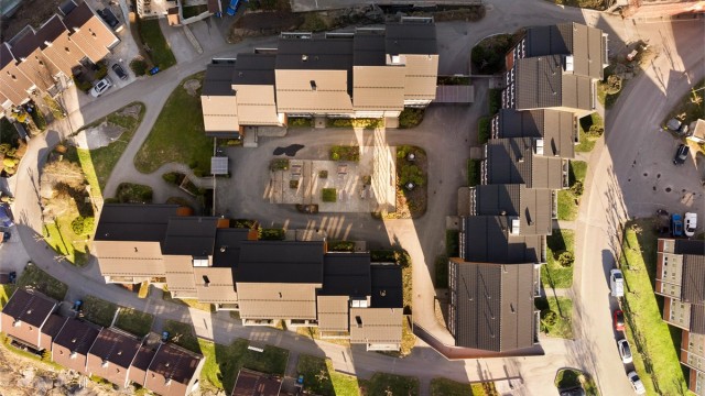 Tunet ble i 2022 oppgradert av borettslaget med sittegrupper og skjermende beplantning som inviterer til aktiv bruk.