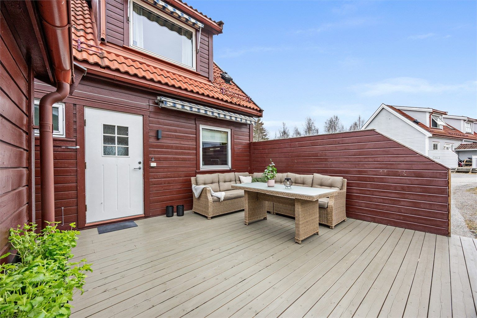 Dette er et velholdt enderekkehus på populære Neskollen. Boligen er nylig utvendig malt av selger og byr på flere koselige uteområder med gode solforhold!