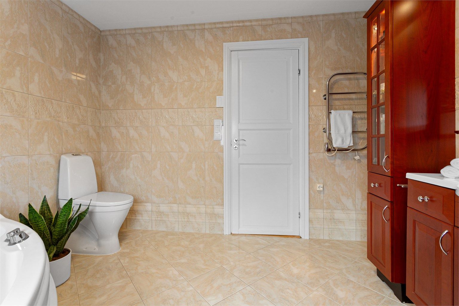 Romslig bad. Håndkletørker medfølger. 