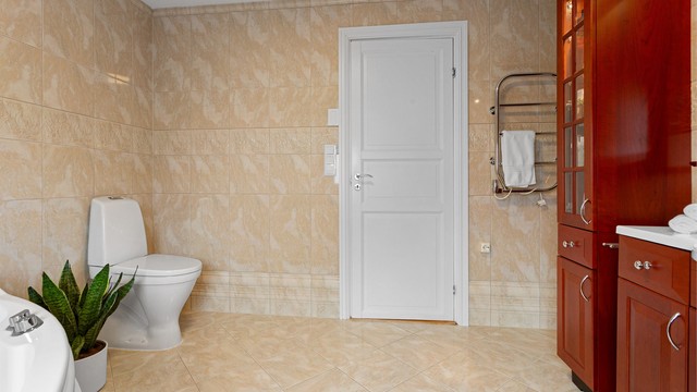 Romslig bad. Håndkletørker medfølger.