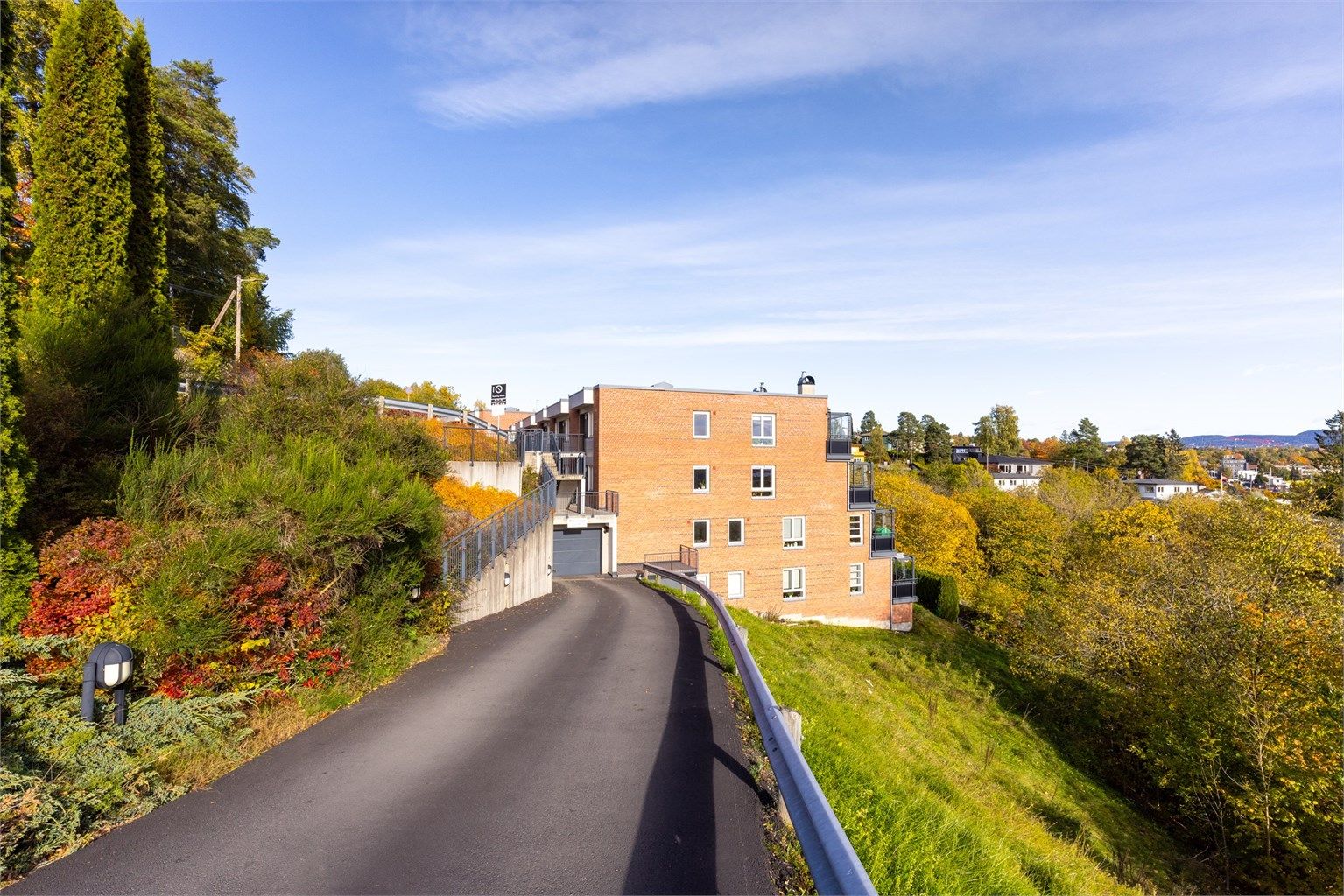 Det medfølger en garasjeplass med lader i felles, oppvarmet anlegg under blokken.