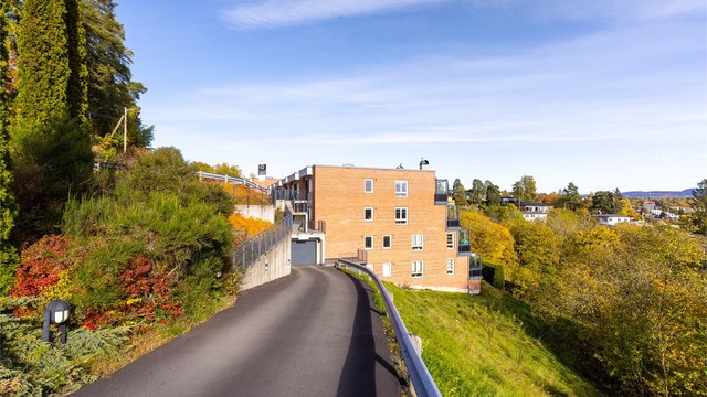 Det medfølger en garasjeplass med lader i felles, oppvarmet anlegg under blokken.