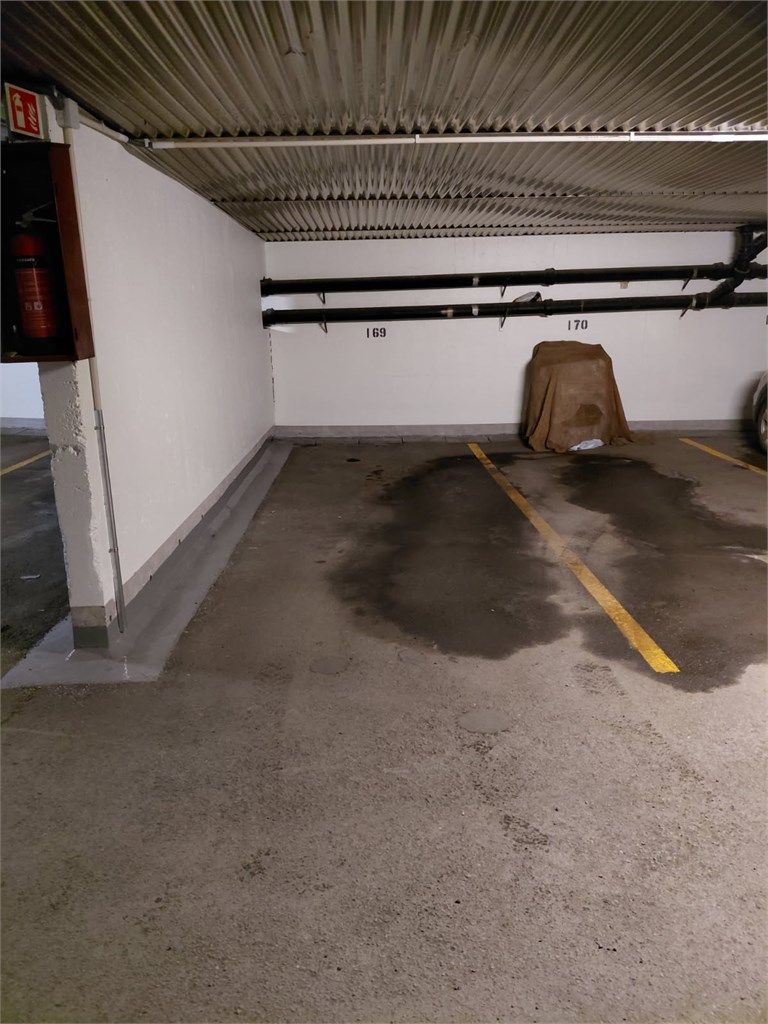 Med leiligheten følger bruksrett til én garasjeplass i felles, lukket garasjeanlegg. Plass nr. 169.