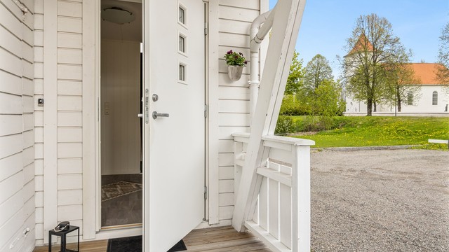 Inngangspartiet har en nyere ytterdør med tre glassfelt, montert i 2013.