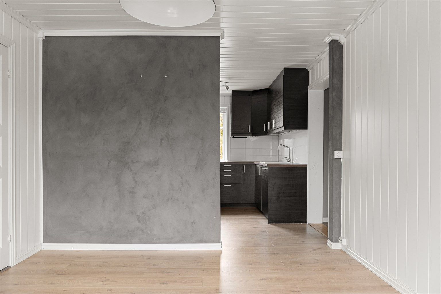 Stuen og kjøkkenet er nært forbundet i delvis åpen løsning. Stuen er på ca. 13 kvm., kjøkkenet på ca. 11 kvm.