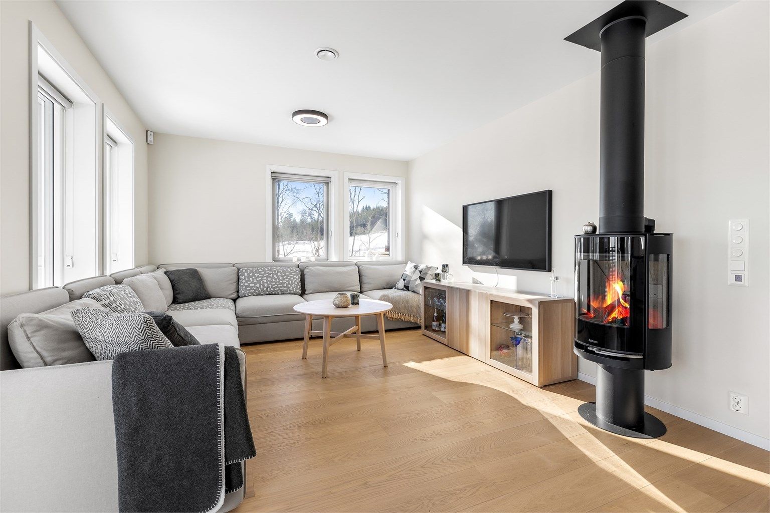 Vi anfører at bilder i annonsen/salgsoppgaven er fra tidligere salg av boligen (fra år 2023, i regi av tidligere eier)